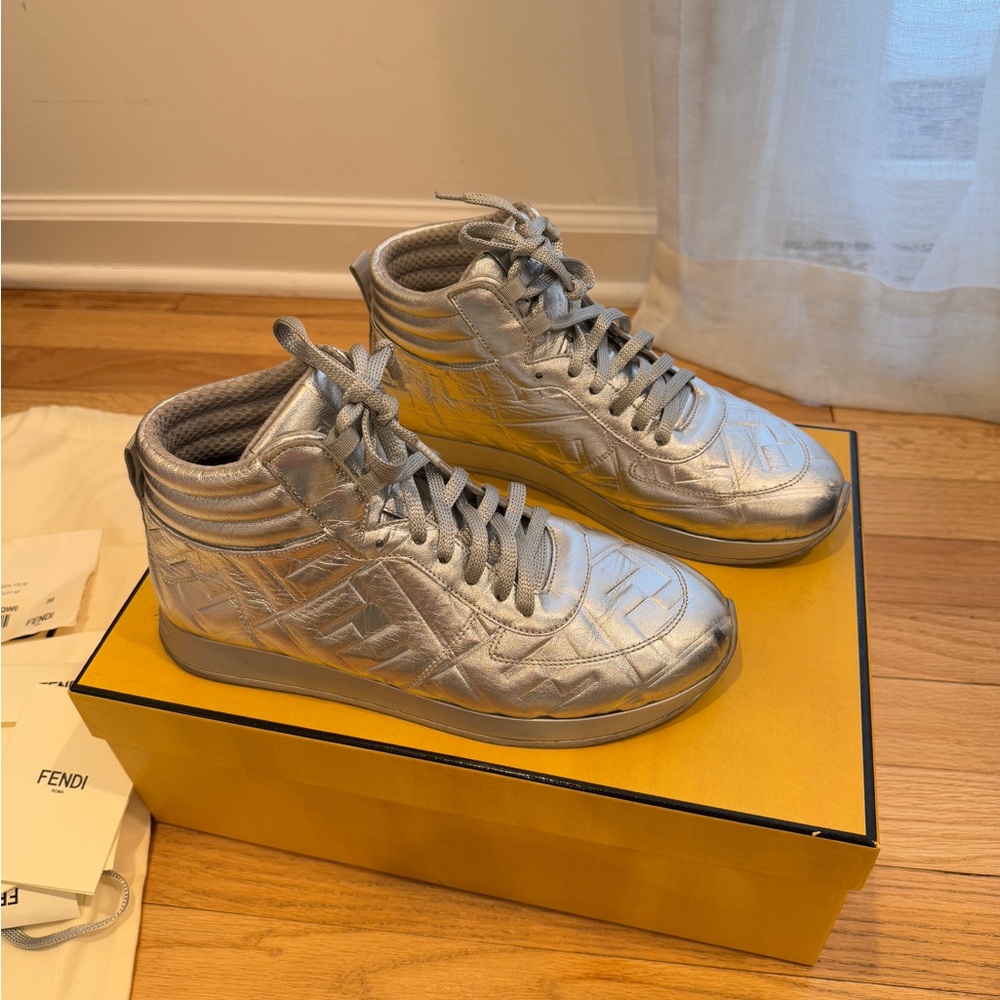 FENDI Metallic Nappa
MacroFFEmbossedHigh‎ Top Sneakers
38 Silver - Picture 6 of 12
